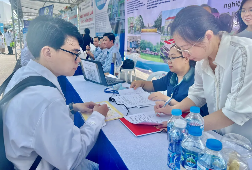 Bác sĩ Lại Quang Huy (bìa trái), một trong số các bác sĩ trẻ sẵn sàng chọn về công tác tại tuyến y tế cơ sở. Ảnh: THẢO PHƯƠNG y-te-co-so11.jpg