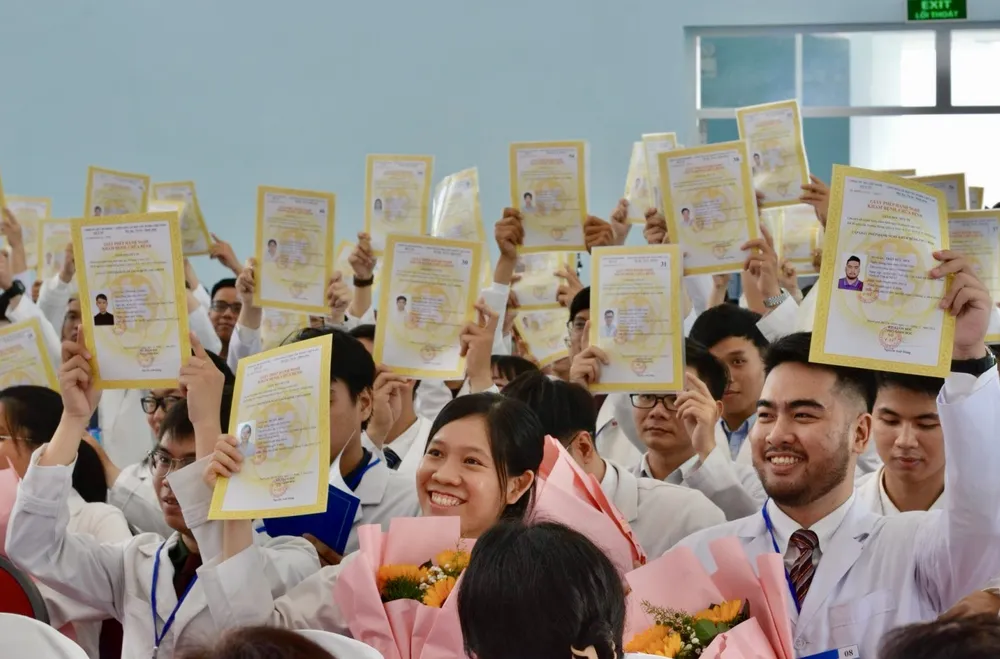 Các bác sĩ trẻ tốt nghiệp chương trình 18 tháng thực hành tại bệnh viện đa khoa gắn liền với trạm y tế. Ảnh: THẢO PHƯƠNG y-te-co-so12.jpg