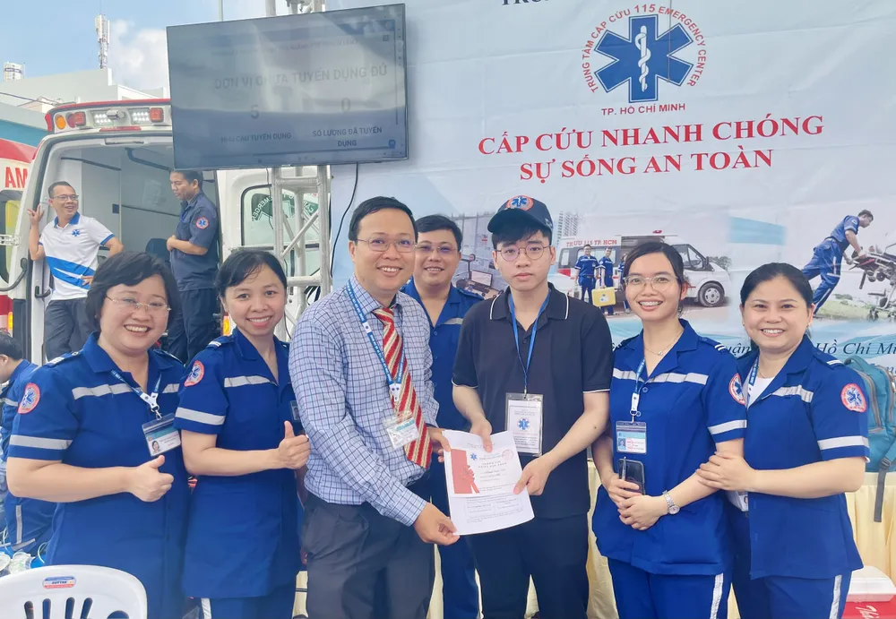 Bác sĩ Nguyễn Duy Long, Giám đốc Trung tâm cấp cứu 115 TP.HCM (áo caro), tuyển dụng bác sĩ tại Ngày hội việc làm. Ảnh: THẢO PHƯƠNG y tế cơ sở - 1