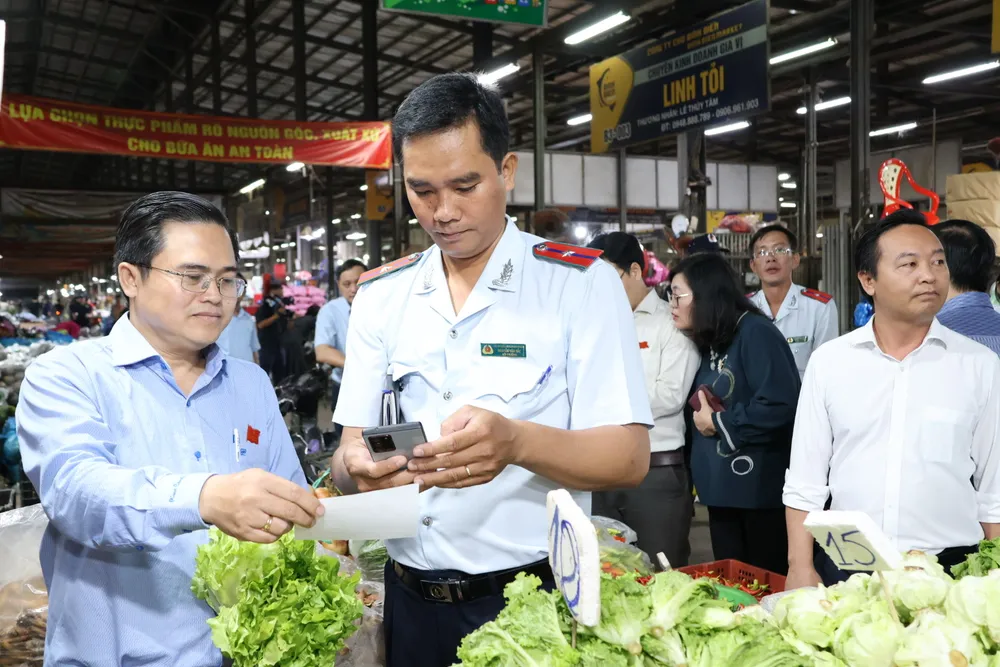 Đoàn khảo sát truy xuất nguồn gốc nhập vào của rau củ quả. Ảnh: THẢO PHƯƠNG an-toan-thuc-pham-12.jpg