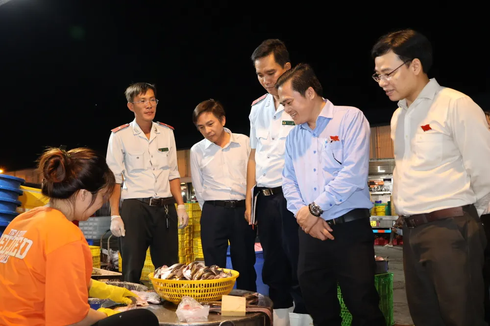 Đoàn khảo sát hỏi thăm tình hình buôn bán của tiểu thương chợ Bình Điền. Ảnh: THẢO PHƯƠNG an-toan-thuc-pham-13.jpg