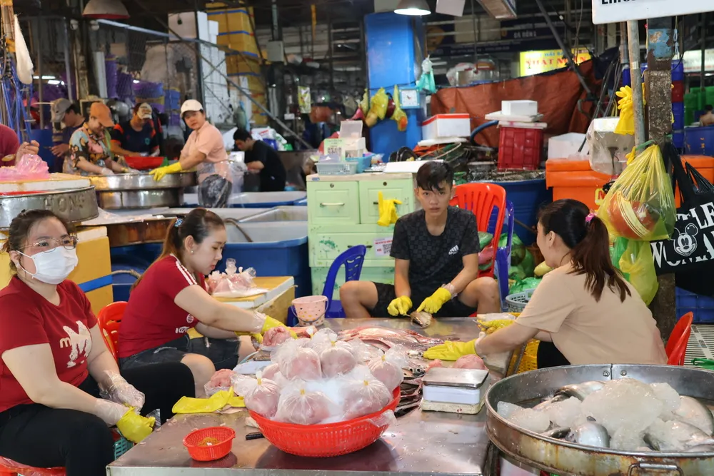 Khảo sát về quản lý an toàn thực phẩm tại chợ đầu mối Bình Điền. Ảnh: THẢO PHƯƠNG an-toan-thuc-pham-14.jpg