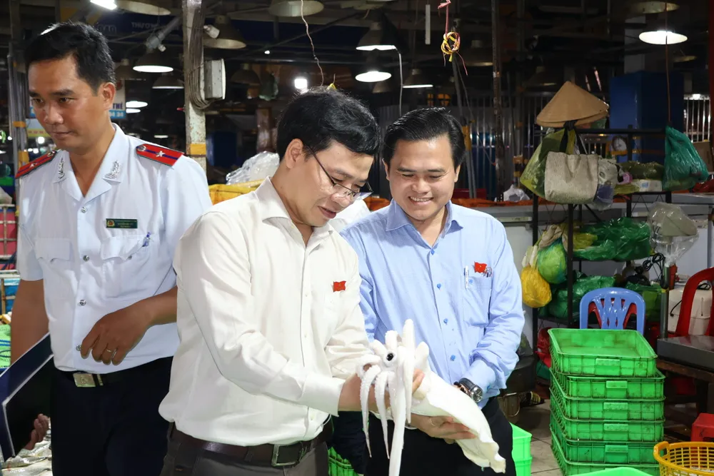 Khảo sát an toàn thực phẩm tại khu hải sản. Ảnh: THẢO PHƯƠNG an-toan-thuc-pham-15.jpg