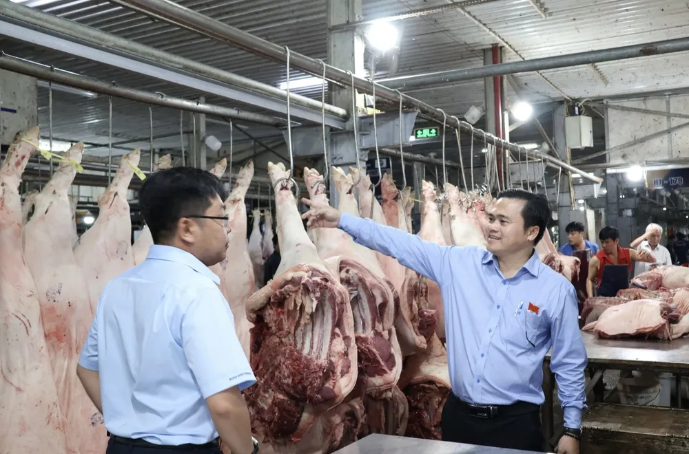 Khảo sát an toàn thực phẩm ở khu thịt heo chợ Bình Điền. Ảnh: THẢO PHƯƠNG an-toan-thuc-pham-20.jpg
