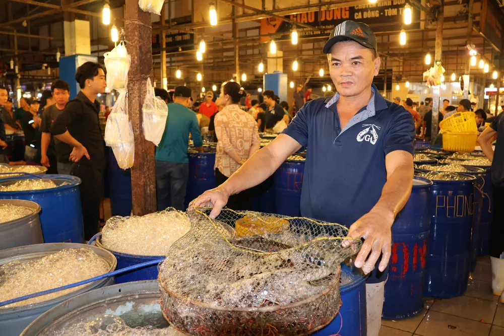 Nguồn hàng nhập vào chợ phải được kiểm soát chặt chẽ, hàng ra từ chợ phải đảm bảo an toàn thực phẩm. Ảnh: THẢO PHƯƠNG an toàn thực phẩm - 1