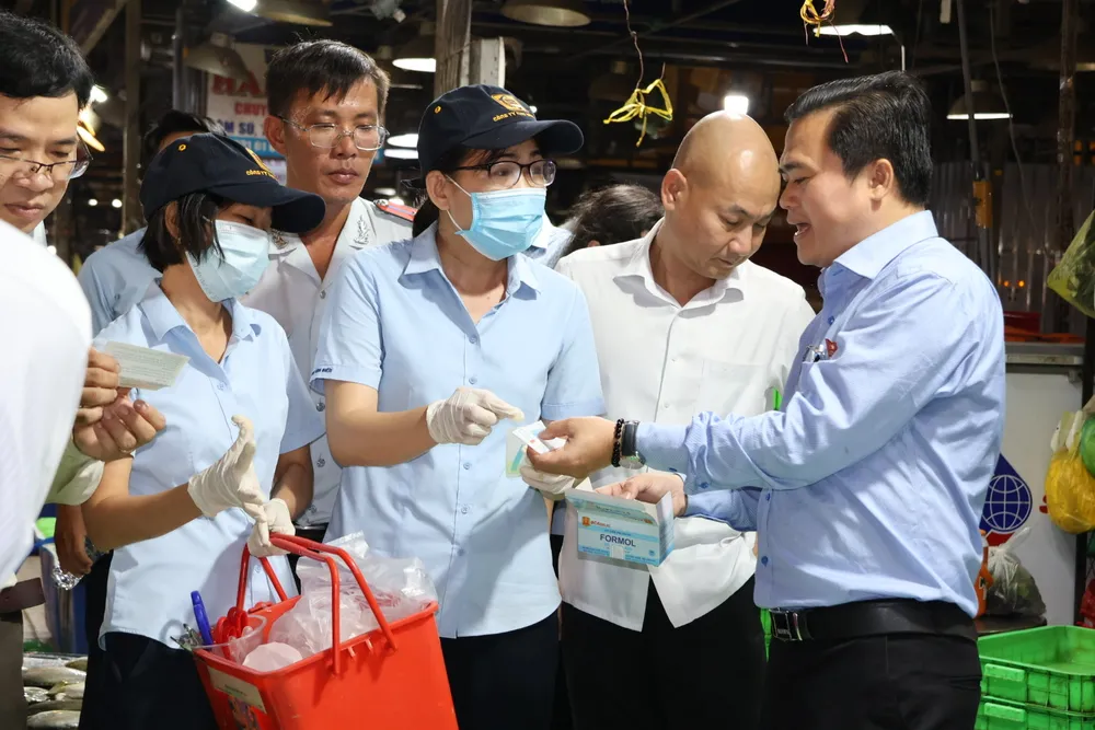 Lấy mẫu thực phẩm để xét nghiệm, kiểm tra chất lượng. Ảnh: THẢO PHƯƠNG an-toan-thuc-pham-23.jpg