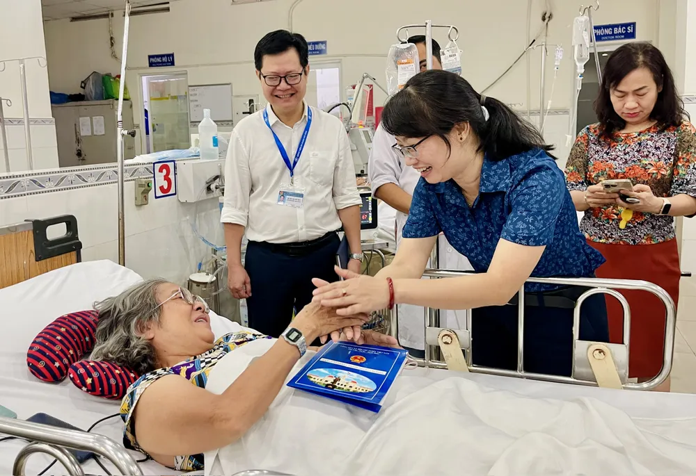 Phó Chủ tịch UBND TP.HCM động viên và hy vọng bệnh nhân sớm được xuất viện. Ảnh: THẢO PHƯƠNG cong-vien-Tao-Dan1.jpg