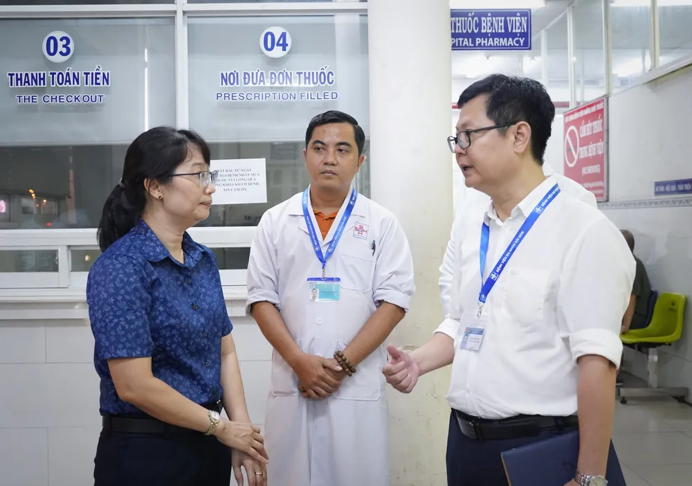 Phó Chủ tịch UBND TP.HCM Trần Thị Diệu Thúy dẫn đầu đoàn đến Bệnh viện Đa khoa Sài Gòn để trực tiếp thăm hỏi, động viên nạn nhân. Ảnh: THUẬN VĂN cong-vien-Tao-Dan2.jpg