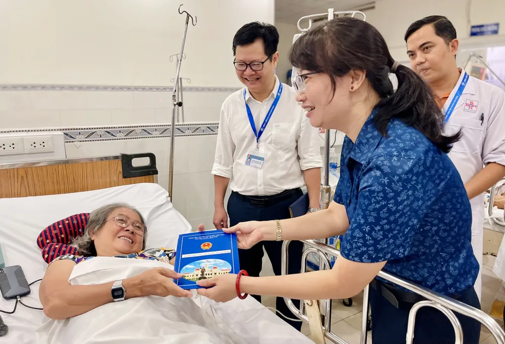 Bà Trần Thị Diệu Thúy thay mặt lãnh đạo UBND TP thăm hỏi tình hình sức khỏe và chia sẻ cùng nạn nhân. Ảnh: THẢO PHƯƠNG công viên Tao Đàn - 2
