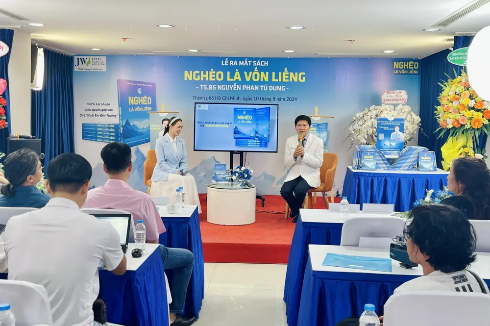 Lễ ra mắt sách Nghèo là vốn liếng. Ảnh: THẢO PHƯƠNG ra-mat-sach1.jpg