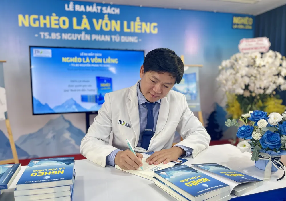 Bác sĩ Tú Dung kí tặng sách cho độc giả. Ảnh: THẢO PHƯƠNG ra-mat-sach2.jpg