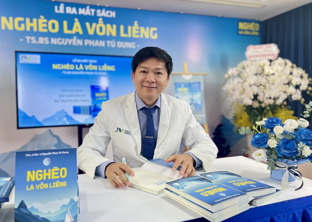 100% tiền bán sách đều được quyên góp vào quỹ Nuôi em đến trường. Ảnh: THẢO PHƯƠNG ra mắt sách - 1