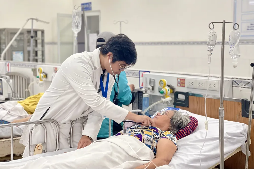 Bệnh nhân TTKP điều trị tại Bệnh viện Đa khoa Sài Gòn vừa được xuất viện. Ảnh: THẢO PHƯƠNG công viên Tao Đàn - 1