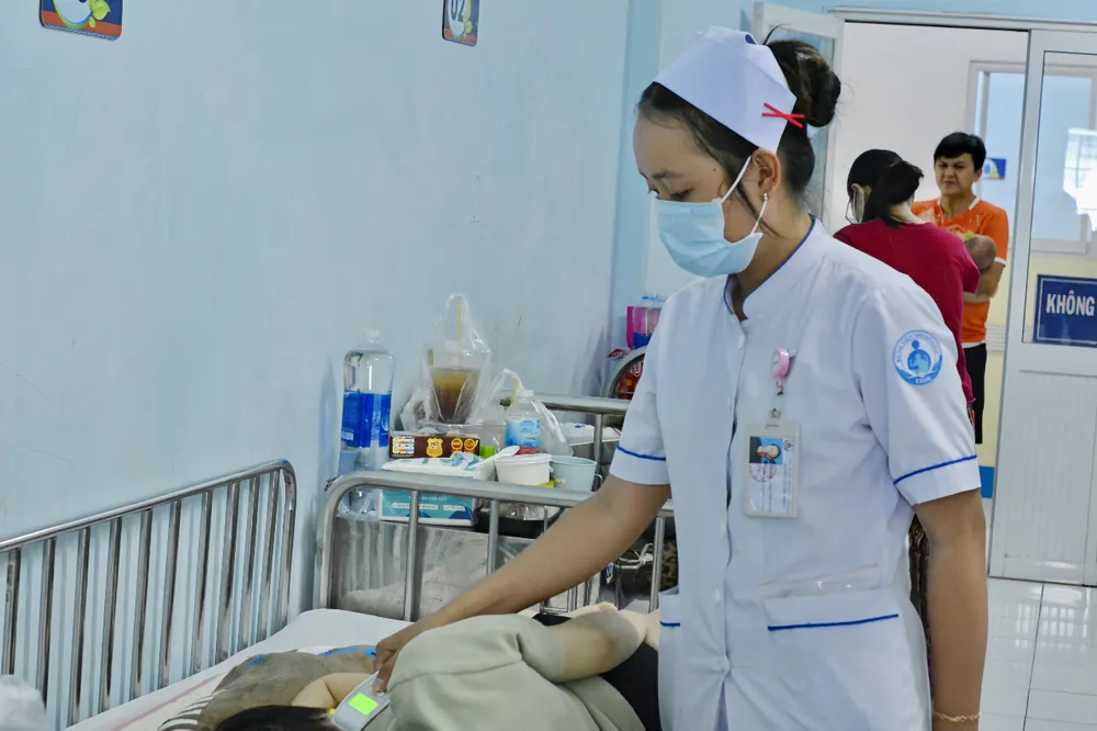 Bệnh nhi mắc sởi ở TP.HCM điều trị tại Bệnh viện Nhi đồng 1. Ảnh: THẢO PHƯƠNG soi-o-TP.HCM7.jpg