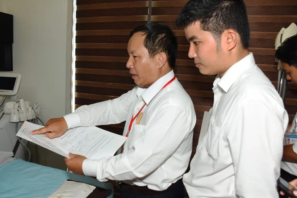 Bác sĩ Lê Hồng Tây (bìa trái) kiểm tra cơ sở thẩm mỹ trên địa bàn quận 10, TP.HCM. Ảnh: THẢO PHƯƠNG tai-bien-tham-my3.jpg