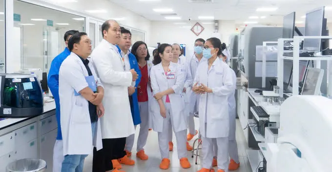 Đoàn chuyên gia của Tổ chức ACHS (Úc) đánh giá thẩm định tiêu chuẩn chất lượng tại Bệnh viện Hùng Vương. Ảnh: BVCC chất lượng quốc tế - 1