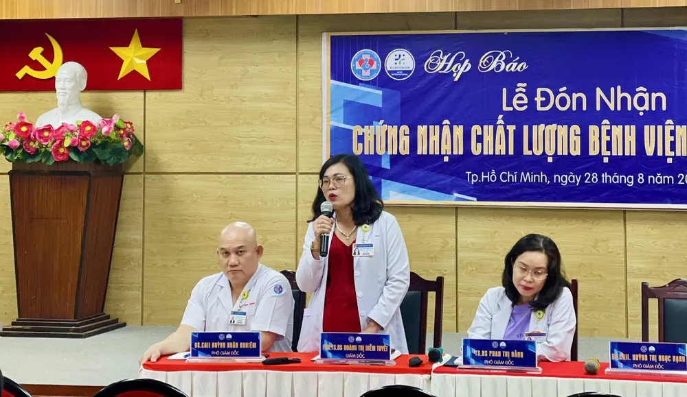 Bệnh viện Hùng Vương công bố đón nhận chứng nhận chất lượng quốc tế ACHSI. Ảnh: THẢO PHƯƠNG chat-luong-quoc-te2.jpg
