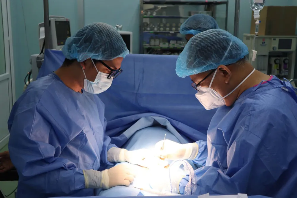Nam thanh niên bị cơ bida đâm xuyên thủng vùng da bẹn - bìu. Ảnh: BVCC cơ bida đâm - 1