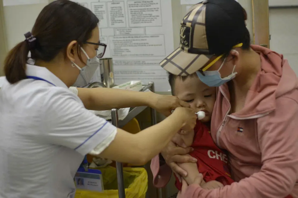 TP.HCM sẽ tiêm vaccine sởi cho tất cả trẻ em trên địa bàn. Ảnh: THẢO PHƯƠNG tiêm vaccine sởi - 1