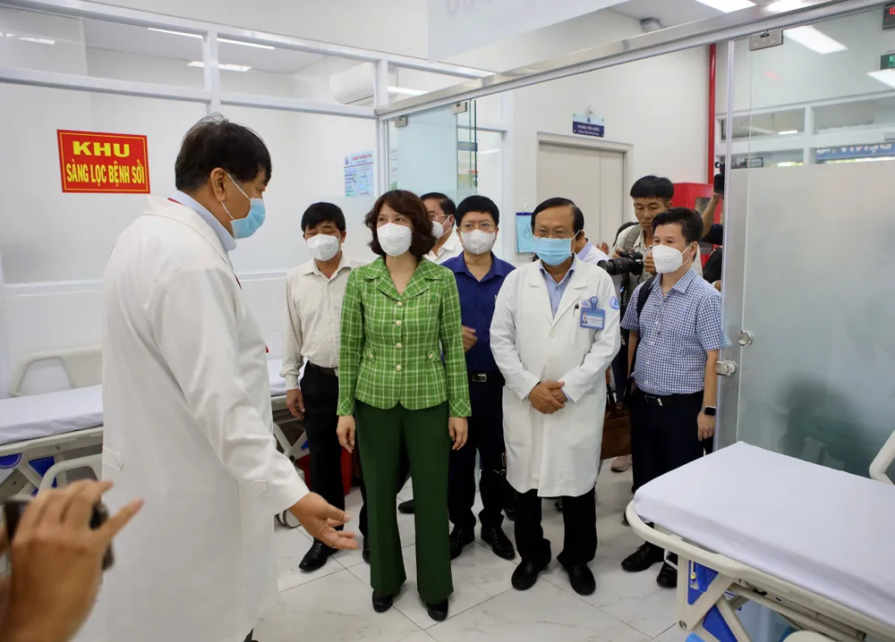 Thứ trưởng Bộ Y tế Nguyễn Thị Liên Hương dẫn đoàn kiểm tra công tác phòng chống dịch bệnh sởi tại Bệnh viện Nhi đồng 1. Ảnh: NGUYỆT NHI sởi ở TP.HCM - 6