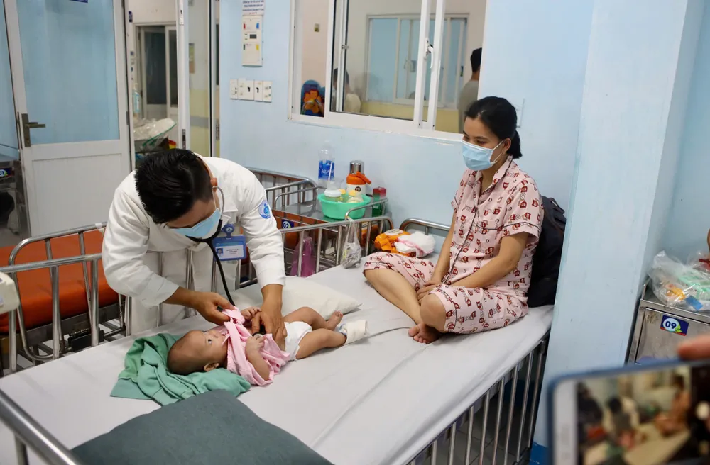 Sởi ở TP.HCM tăng nhanh, bệnh viện thiếu thuốc điều trị bệnh nặng. Ảnh: NGUYỆT NHI soi-o-TP.HCM-9.jpg