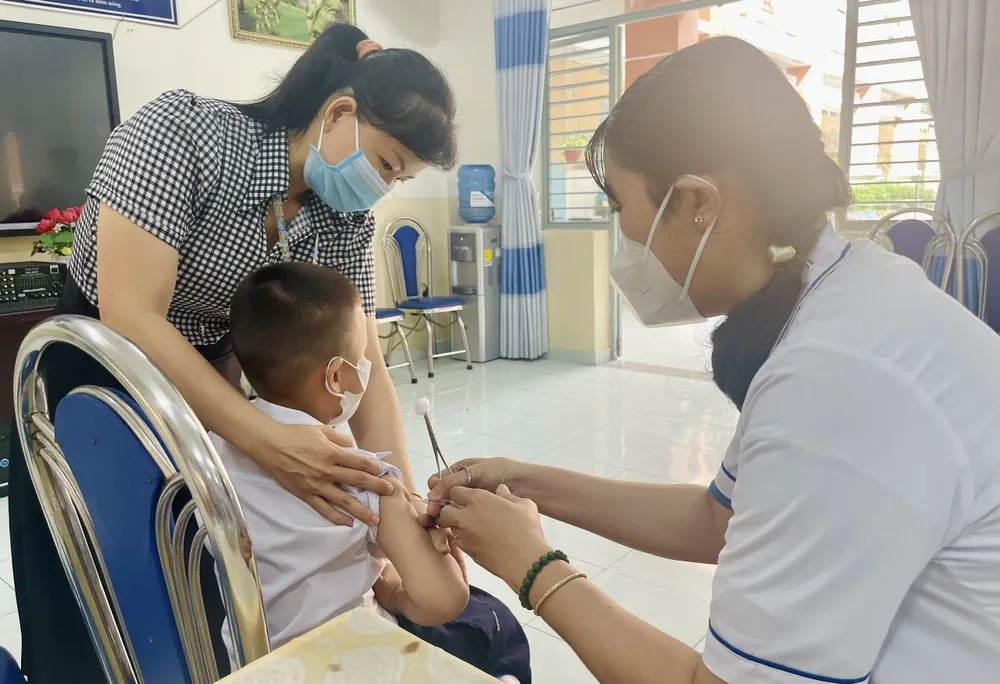 Tiêm vaccine sởi tại trường học để phòng chống dịch sởi. Ảnh: THẢO PHƯƠNG phòng chống dịch sởi - 1