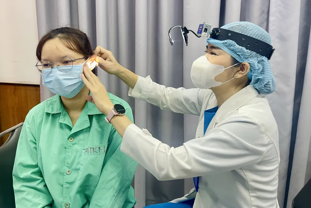 Một phụ nữ phải nhập viện vì bị cây lấy ráy tai cắm sâu vào trong tai. Ảnh: THẢO PHƯƠNG lấy ráy tai - 1