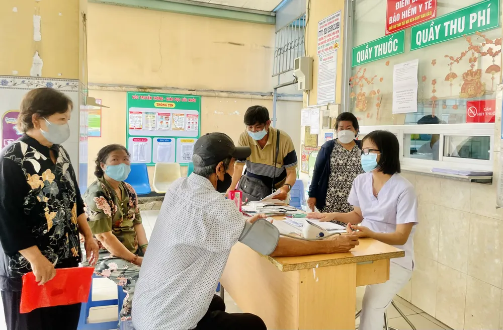 Người dân đến khám bệnh tại trạm y tế. Ảnh: THẢO PHƯƠNG cham-soc-suc-khoe1.jpg