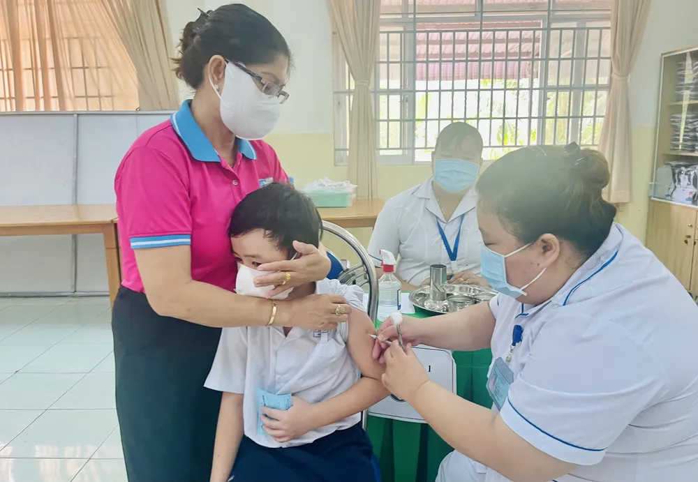 Tiêm vaccine sởi cho học sinh tại Trường Tiểu học Phạm Hùng. Ảnh: THẢO PHƯƠNG Tiêm vaccine sởi - 1