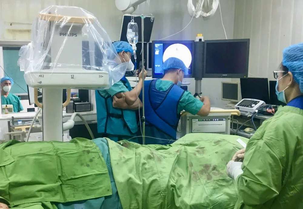 Bác sĩ Bệnh viện Thống Nhất phẫu thuật nội mạch cho bệnh nhân bị tắc động mạch chủ. Ảnh: BVCC tac-dong-mach-chu1.jpg