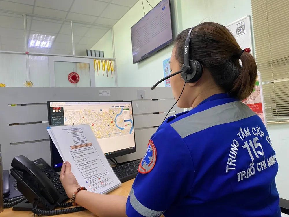 Điều phối viên 115 trấn an và hướng dẫn sơ cứu du khách nước ngoài qua điện thoại. Ảnh: TTCC115 du khách nước ngoài - 1