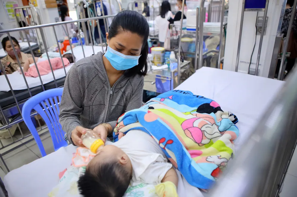 Cần nhận biết các dấu hiệu ban đầu để kịp thời đưa trẻ đến cơ sở y tế điều trị. Ảnh: NGUYỆT NHI benh-ho-hap-1.jpg