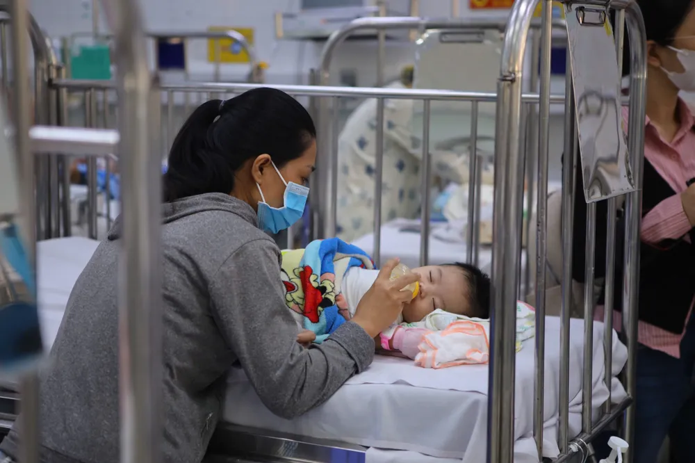 Phụ huynh chăm con mắc bệnh hô hấp tại Bệnh viện Nhi đồng 2 (TP.HCM). Ảnh: NGUYỆT NHI benh-ho-hap-5.jpg
