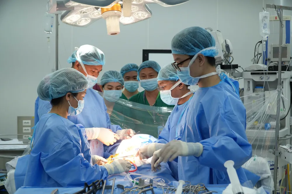 Bác sĩ Bệnh viện Quân y 175 đang thực hiện một ca ghép tạng. Ảnh: BVCC ky-thuat-ghep-gan2.jpg