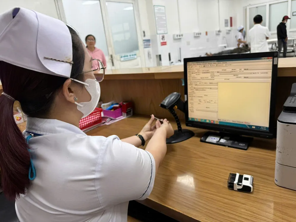 Tỉ lệ đăng ký khám bệnh bằng CCCD ở Bệnh viện Nhân dân 115 ngày càng tăng. Ảnh: BVCC khám bệnh bằng sổ sức khỏe điện tử - 1