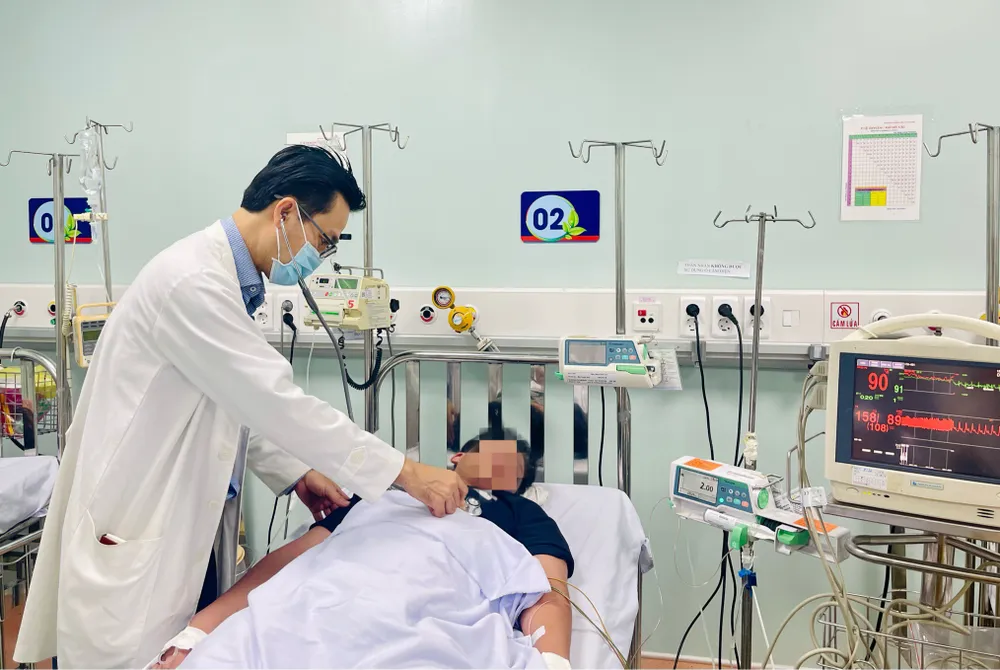 Con trai anh S đang điều trị sốt xuất huyết tại Bệnh viện Nhi đồng 1, ngày 12-11. Ảnh: THẢO PHƯƠNG bệnh nhân sốt xuất huyết - 2