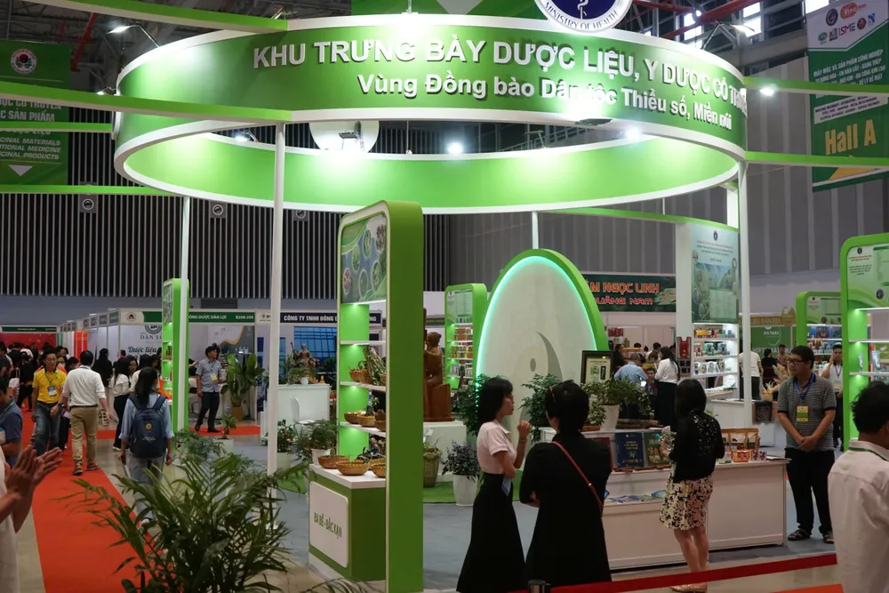 Hội chợ năm nay quy tụ 425 gian hàng dược liệu, y dược cổ truyền. Ảnh: T.C ngành dược liệu - 1