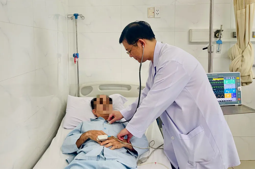 PGS.TS.BS Nguyễn Văn Tân, Trưởng Khoa Tim mạch cấp cứu - can thiệp, thăm khám cho bệnh nhân. Ảnh: THẢO PHƯƠNG bệnh nhân nhồi máu cơ tim - 1