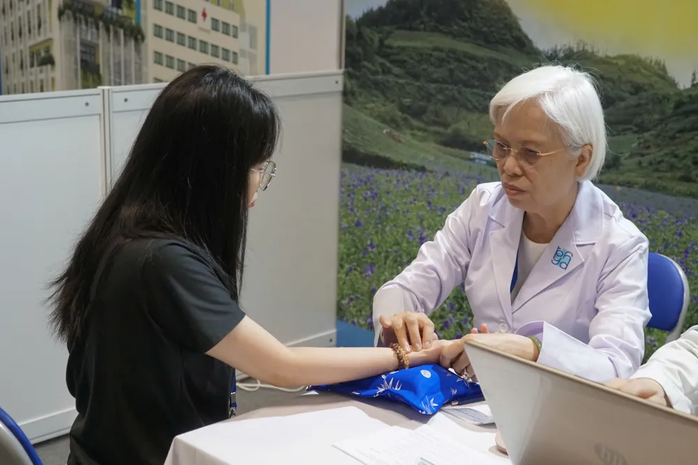 Người dân quận 7 được khám sức khỏe miễn phí tại hội chợ. Ảnh: T.C y-hoc-co-truyen4.jpg