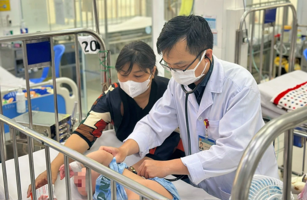 bệnh nhi điều trị bệnh viêm phổi - 1