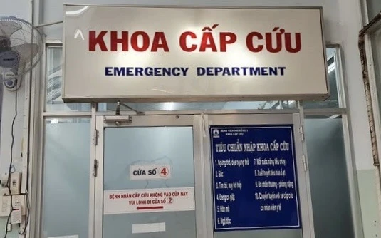 bé trai ngã vào lu nước - 1