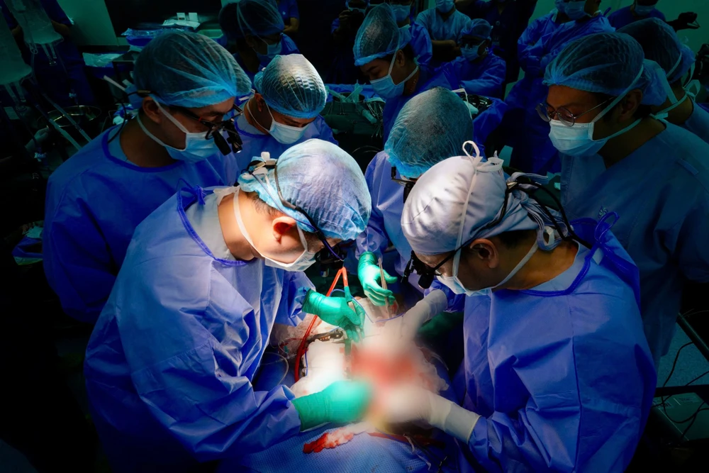 y bác sĩ xuyên đêm ghép tạng