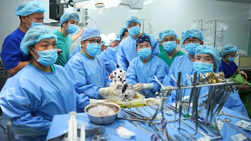 Bệnh viện Thống Nhất phối hợp các đơn vị trong ca hiến ghép tạng. Ảnh: BVCC hien-ghep-tang2.jpg