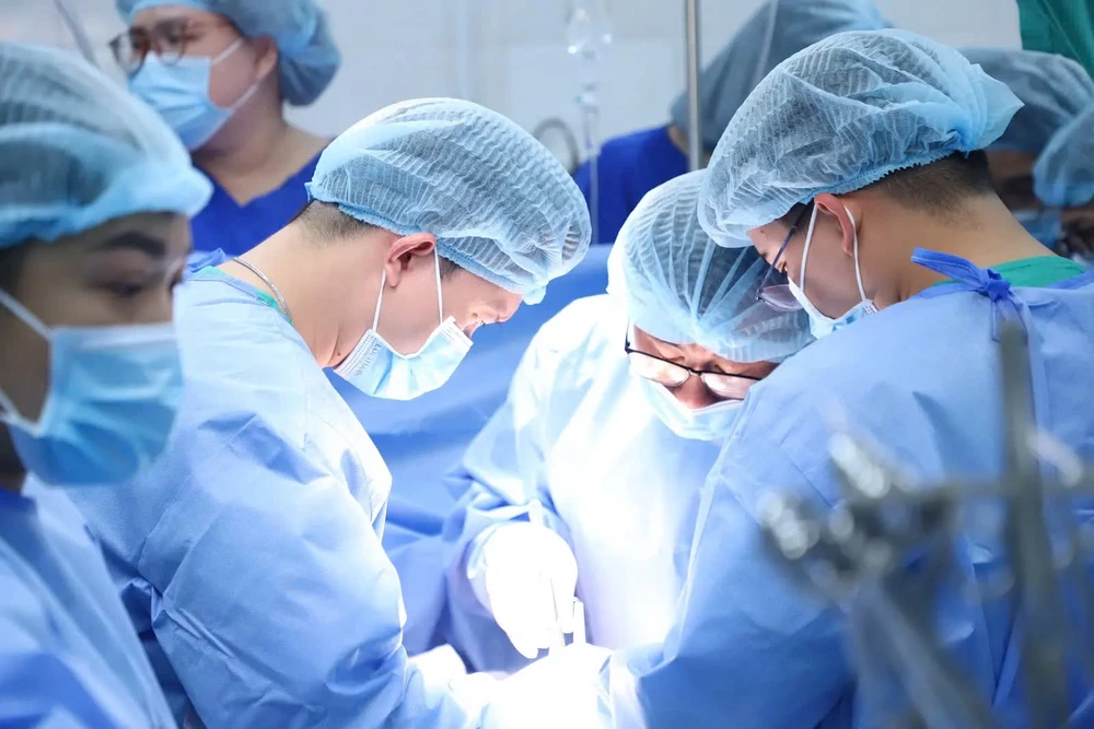 Ê-kíp bác sĩ trong ca phẫu thuật hiến ghép tạng. Ảnh: BVCC hien-ghep-tang4.jpg