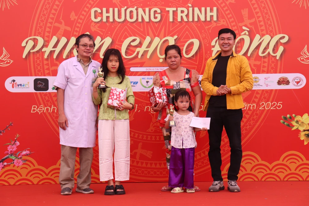 Bác sĩ Trương Hữu Khanh (bìa trái) luôn hết lòng với bệnh nhân nghèo. Ảnh: BVCC cong-tac-xa-hoi10.jpg