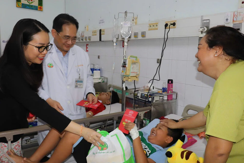 Bác sĩ Trịnh Hữu Tùng, Giám đốc Bệnh viện Nhi đồng 2 cùng chị Nguyễn Thị Thúy (bìa trái) tặng quà cho bệnh nhi. Ảnh: BVCC cong-tac-xa-hoi2.jpg