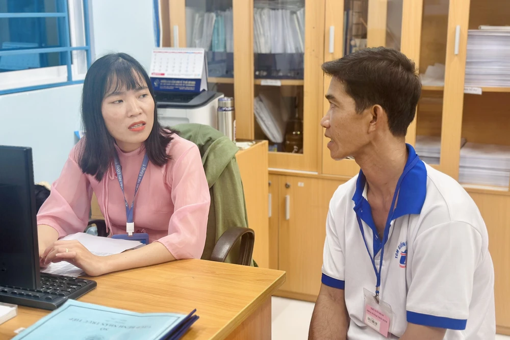 Chị Nguyễn Thị Cúc hướng dẫn người nhà bệnh nhân làm thủ tục xin hỗ trợ từ nhà hảo tâm. cong-tac-xa-hoi7.jpg