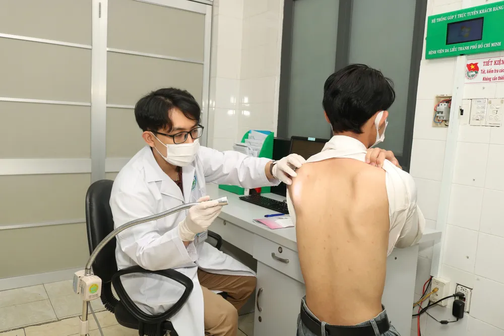 Bệnh nhân điều trị bệnh thủy đậu tại Bệnh viện Da Liễu TP.HCM. Ảnh: THẢO PHƯƠNG bệnh da liễu - 1