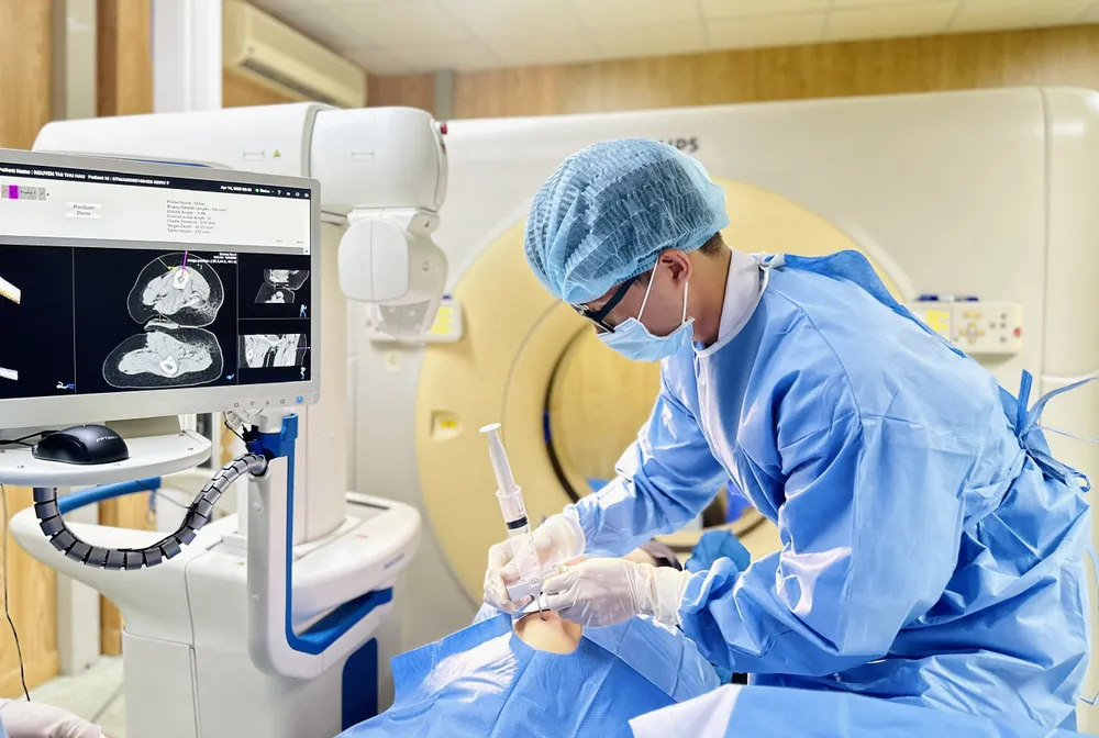 Ứng dụng trí tuệ nhân tạo AI trong sinh thiết xương tại Bệnh viện Quân Y 175. Ảnh: THẢO PHƯƠNG Ứng dụng AI trong ngành y tế