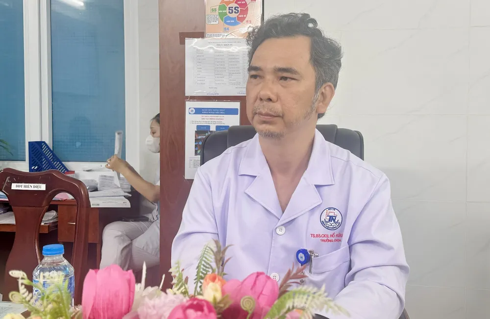 TS.BS chuyên khoa 2 Hồ Hữu Đức, Trưởng khoa Ngoại Tiêu hóa Bệnh viện Thống Nhất, chia sẻ về ca bệnh thủng dạ dày. Ảnh: THẢO PHƯƠNG thung-da-day1.jpg